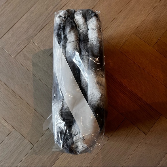 BNIB GUILLUAME GREY AND WHITE PLUSH BLANKET - Picture 5 of 11